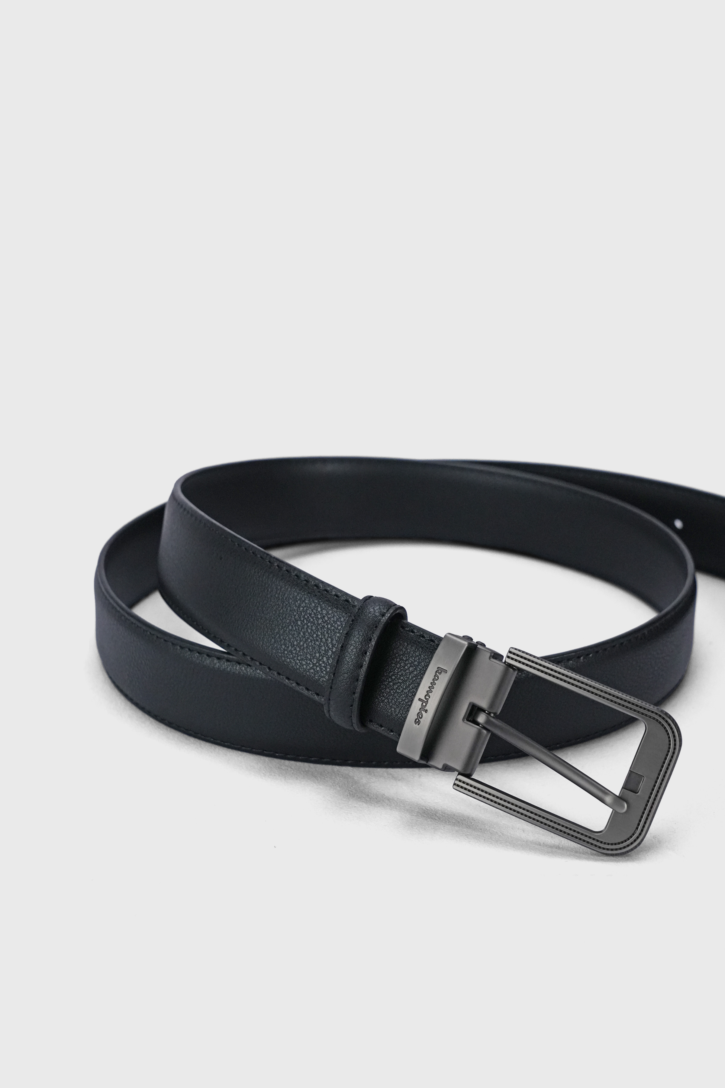  Minimalist Leather Belt 